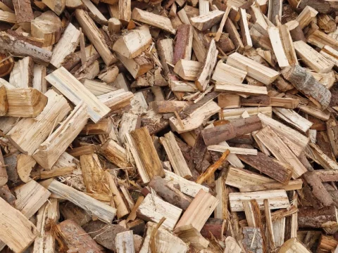 Štípané jehličnaté dřevo: smrk, borovice, modřín